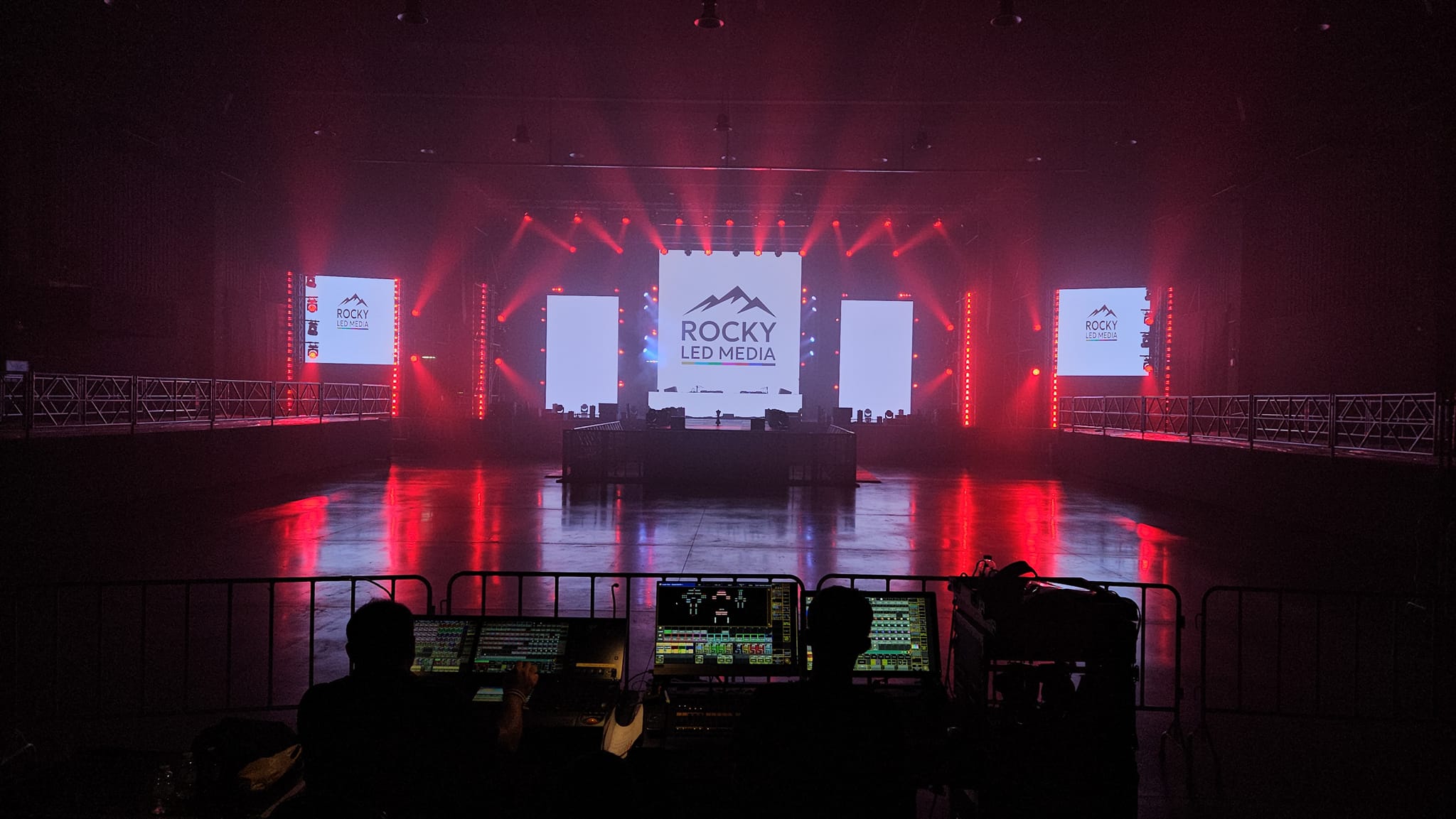 เวทีคอนเสิร์ตพร้อมจอ LED และระบบแสงสีเสียงครบวงจร โดย Rocky LED Media ทีมงานมืออาชีพ
