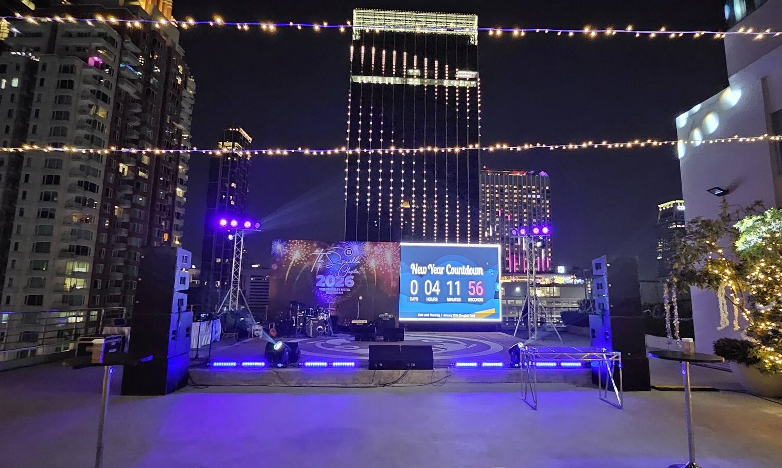 เวทีงานเคานต์ดาวน์ปีใหม่ 2026 พร้อมจอ LED กลางแจ้ง ระบบแสงสีเสียงครบ บนดาดฟ้าในเมือง