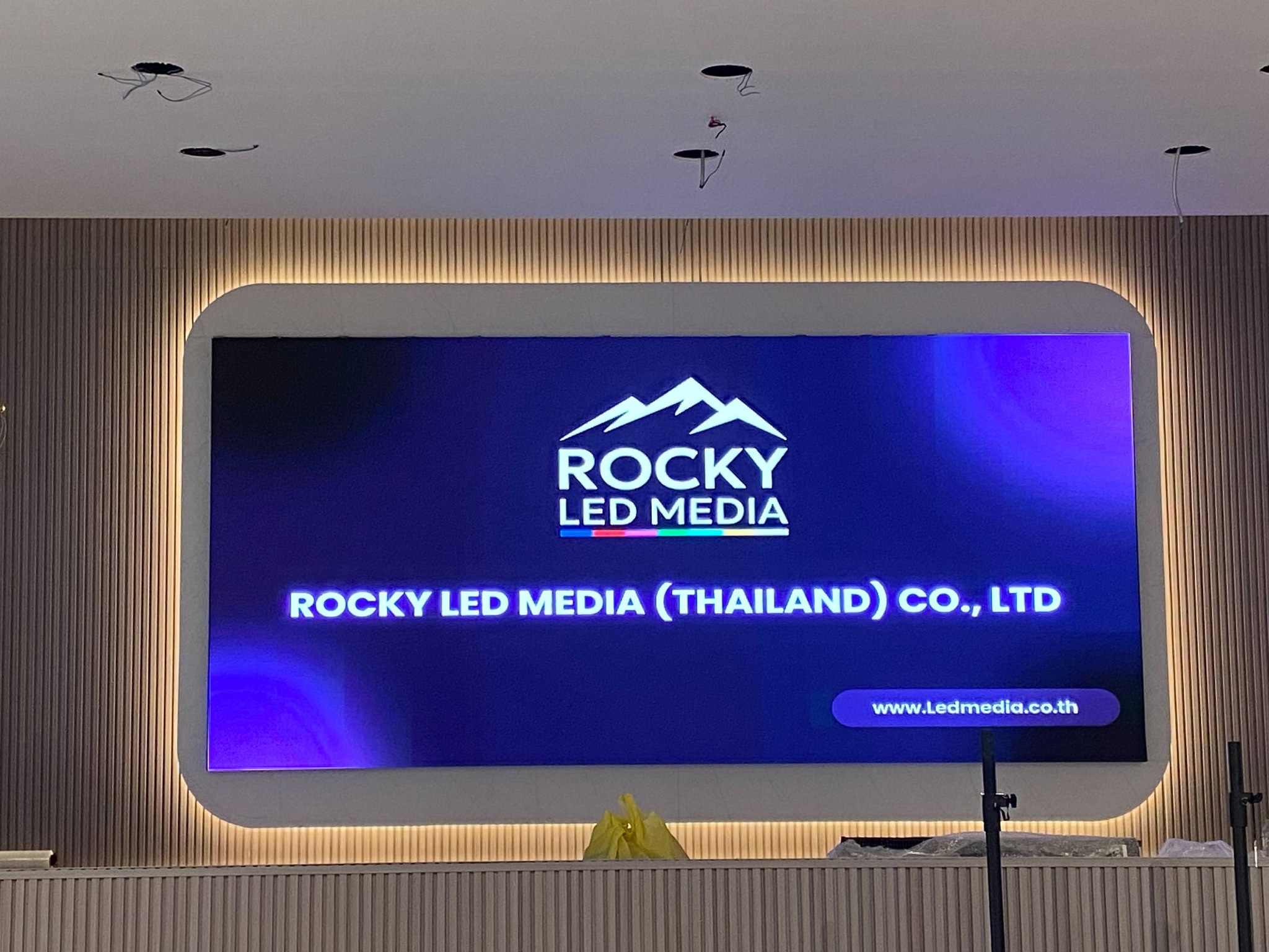 ผลงานติดตั้งจอ LED ภายในองค์กรโดย Rocky LED Media แสดงผลคมชัด เหมาะสำหรับห้องประชุมและโชว์แบรนด์
